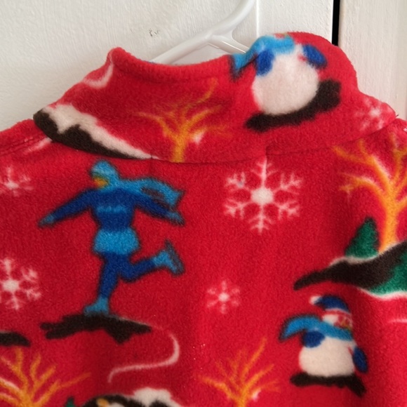 Red Winter Scenes Fleece - Picture 5 of 7